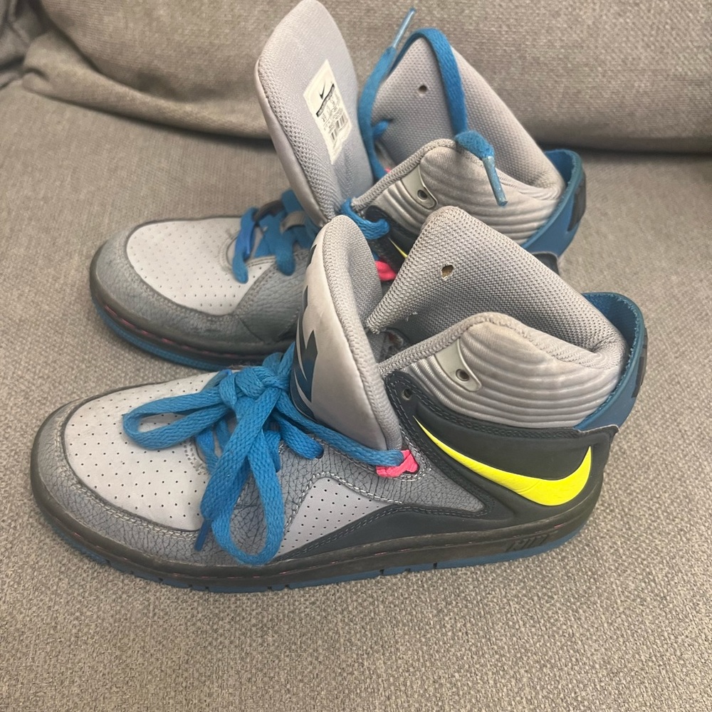 Nike Court Invader Basketball Shoes Hi Top Sneaker Size 4Y Youth Boys Grey Black